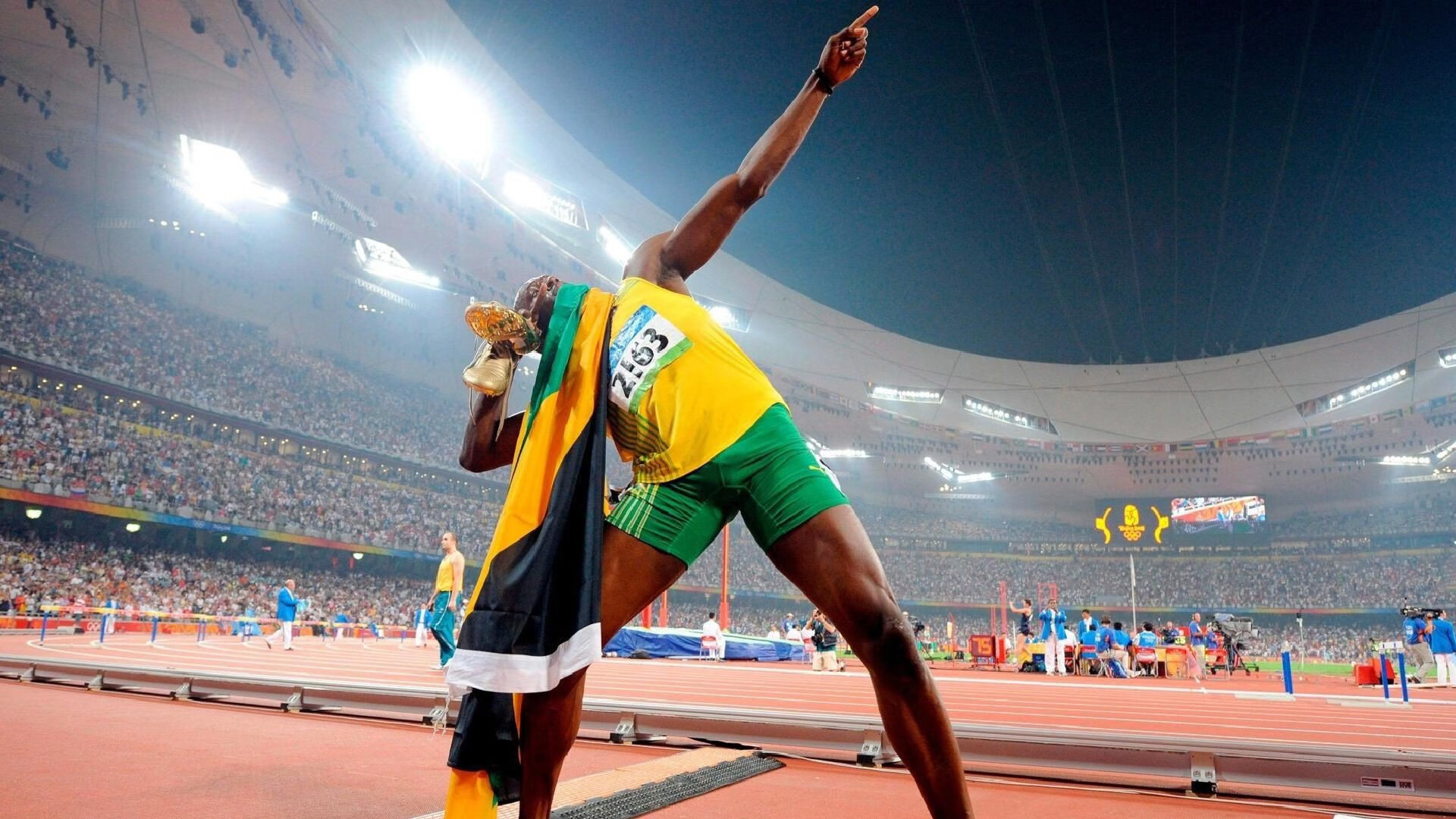 球员在国际舞台上完成个人里程碑庆祝仪式